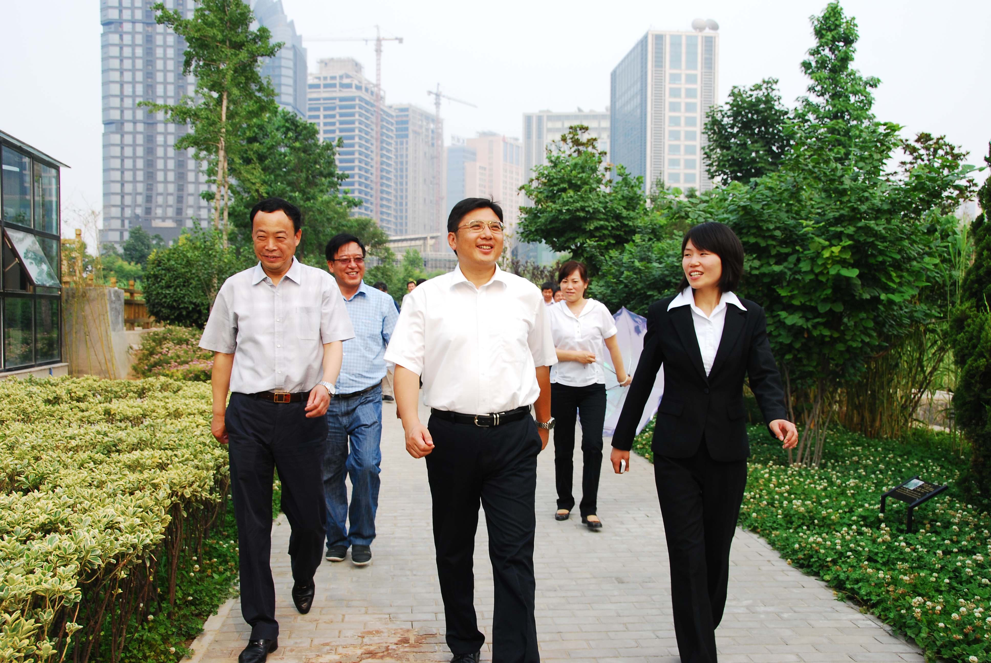 水利部陈明副巡视员在陈松林局长等陪同下考察郑东新区湿地公园